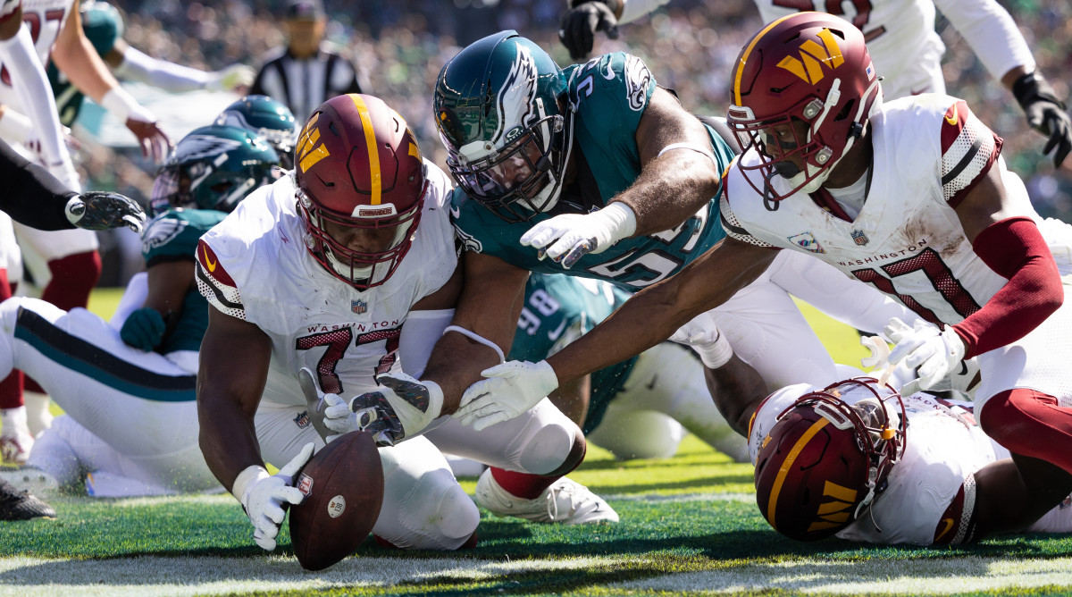 Is It Legal? Can an Offensive Lineman Pick Up a Fumbled Ball on the Field?