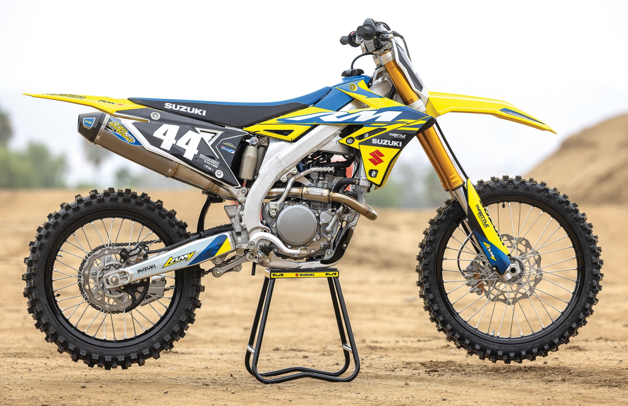 250 4 Stroke Suzuki: Is It the Right Bike for You? (Pros & Cons)