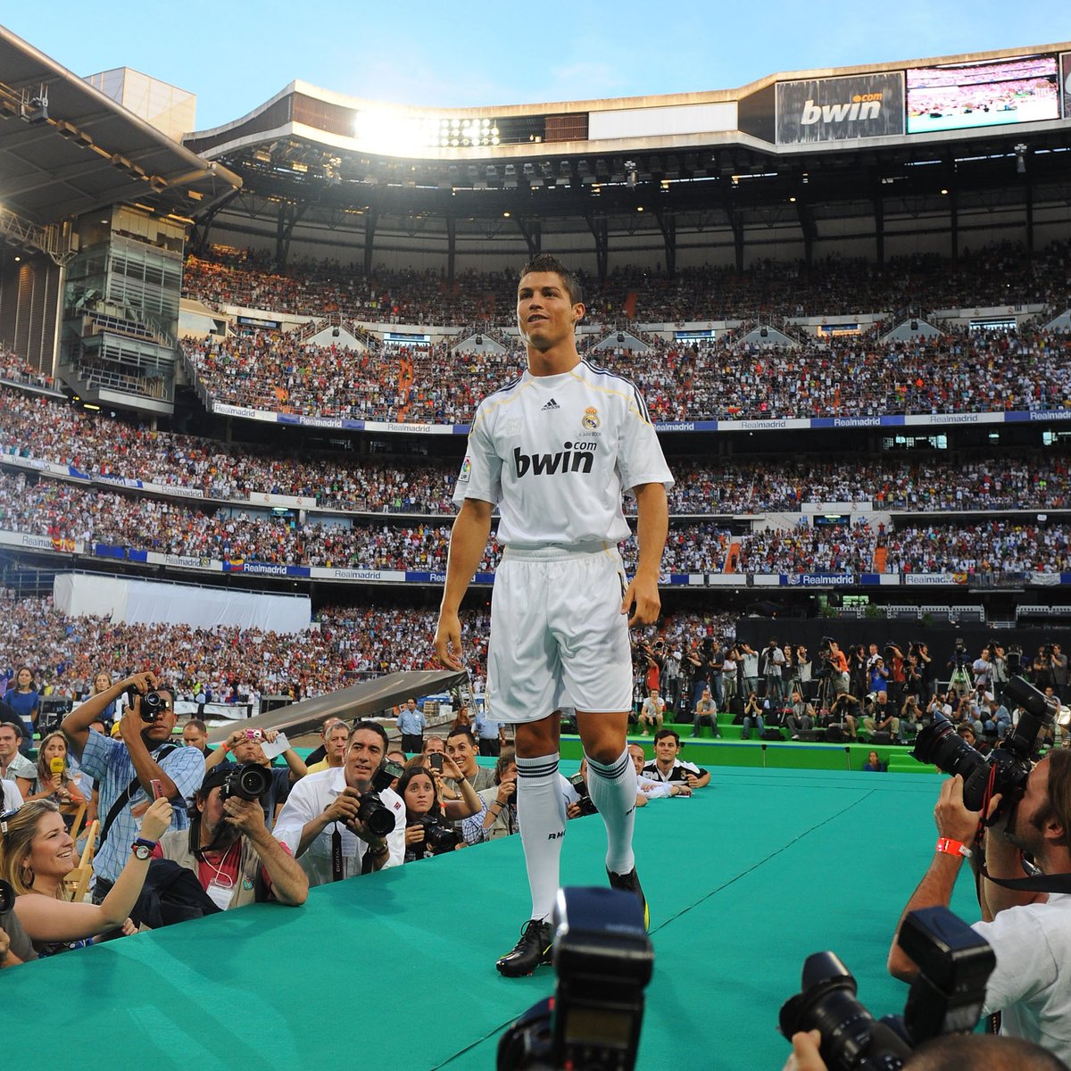 Ronaldo Signs for Madrid: Relive the Historic Moment,see it again!