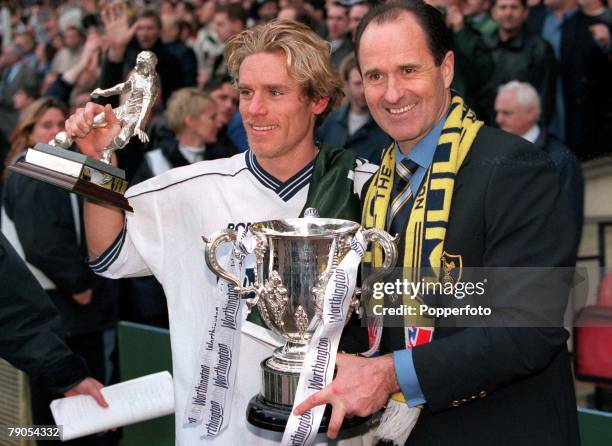 Remember that specific Worthington Cup Final? Find old match reports and photos!