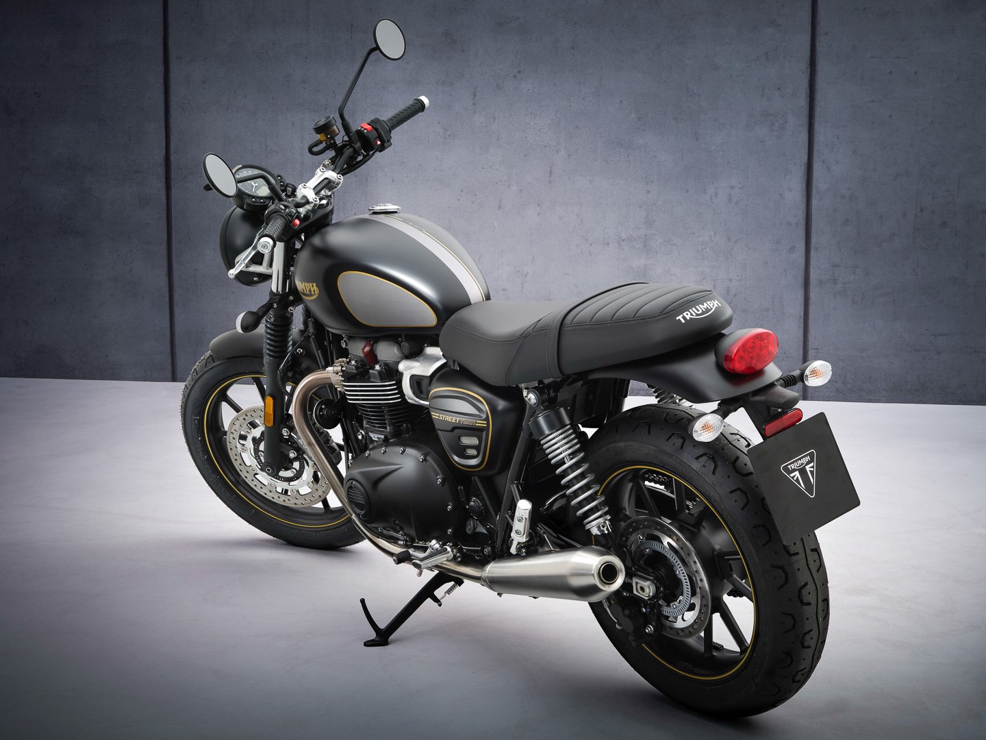 Thinking about the seat height triumph street twin? Here are key facts and adjustment options.