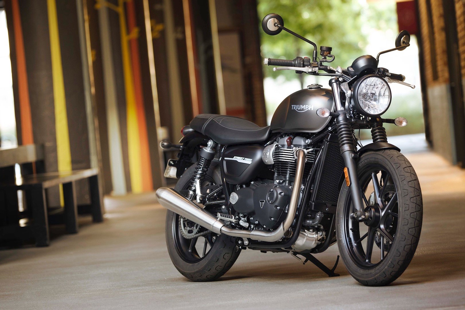 Thinking about the seat height triumph street twin? Here are key facts and adjustment options.