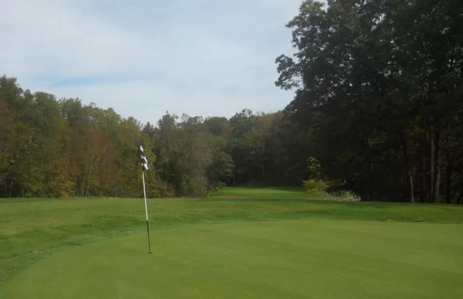 Why choose black birch golf course for your game? Discover its beautiful layout and challenging holes!